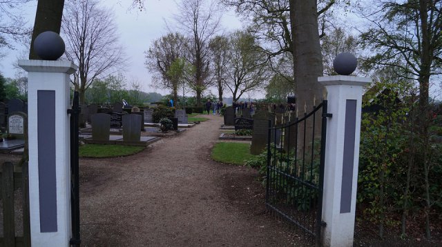 Efkes stille staon bie (vrijdag  5 mei 2017)